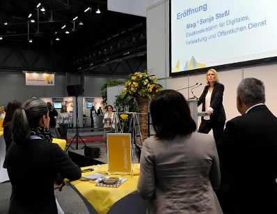 Am 21. April 2016 eröffnete Staatssekretärin Sonja Steßl die Verwaltungsmesse 2016 "Modern verwalten" mit anschließendem Rundgang.