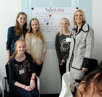 Am 28. April 2016 besuchte Staatssekretärin Sonja Steßl (im Bild) anläßlich des Girls Day das IBM Österreich, wo ihr die Mädchen unter dem Titel „Dr. Watson – Science Fiction oder Wirklichkeit?“ Einblicke in IBM Spitzentechnologie und ihre Anwendungsgebiete gaben.