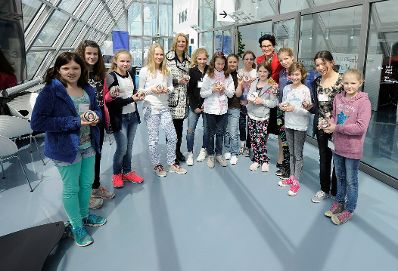 Am 28. April 2016 besuchte Staatssekretärin Sonja Steßl (im Bild) anläßlich des Girls Day das IBM Österreich, wo ihr die Mädchen unter dem Titel „Dr. Watson – Science Fiction oder Wirklichkeit?“ Einblicke in IBM Spitzentechnologie und ihre Anwendungsgebiete gaben.