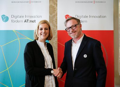 Am 2. Mai 2016 gab Staatssekretärin Sonja Steßl (l.) gemeinsam mit dem Parkbob-Gründer Christian Adelsberger (r.) eine Pressekonferenz zum Thema "Programm AT:net. Digitale Innovation fördern".