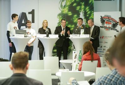 Am 4. Mai 2016 nahm Staatssekretärin Sonja Steßl (m.l.) am Pressegespräch zum Thema „Cyber Security Challenge Austria 2016 – Österreich sucht Nachwuchs-HackerInnen“ teil.