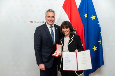 Am 17. Jänner 2024 überreichte Bundeskanzler Karl Nehammer (l.) das Große Goldene Ehrenzeichen für Verdienste um die Republik Österreich an die Vize-Präsidentin der WKO Martha Schultz (r.).