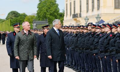 Am 25. April 2024 nahm Bundeskanzler Karl Nehammer (m.) gemeinsam mit Bundesminister Gerhard Karner (2.v.l.) an der Angelobung und Ausmusterung von Polizistinnen und Polizisten im Schloss Schönbrunn teil.
