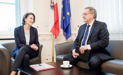 Am 14. Jänner 2020 empfing Bundesministerin Karoline Edtstadler (l.) den Französischen Botschafter François Saint-Paul (r.) zu einem Gespräch im Bundeskanzleramt.