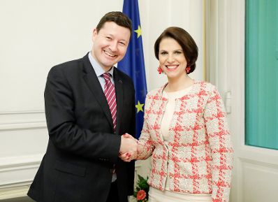 Am 15. Jänner 2020 empfing Bundesministerin Karoline Edtstadler (r.) den Leiter der Vertretung der Europäischen Kommission in Österreich Martin Selmayr (l.) zu einem Gespräch im Bundeskanzleramt.