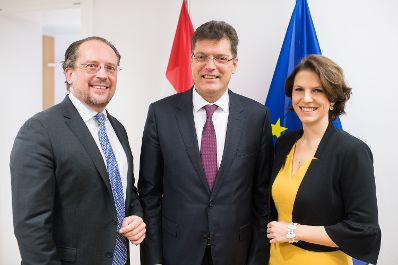 Am 20. Jänner 2020 reiste Bundesministerin Karoline Edtstadler (r.) zu einem Arbeitsbesuch nach Brüssel. Im Bild mit dem Kommissar Janez Lenarčič (m.) und Bundesminister Alexander Schallenberg (l.).