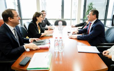 Am 20. Jänner 2020 reiste Bundesministerin Karoline Edtstadler (2.v.l.) zu einem Arbeitsbesuch nach Brüssel. Im Bild mit dem Vizepräsidenten Maroš Šefčovič (r.).