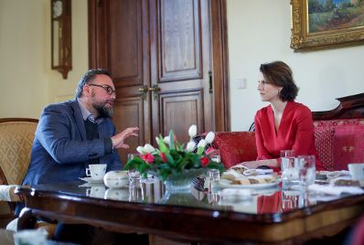 Am 11. Februar 2020 traf Bundesministerin Karoline Edtstadler (r.) den Autor Ota Konrád (l.) zu einem Gespräch.