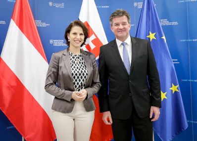 Am 12. Februar 2020 traf Bundesministerin Karoline Edtstadler (l.) den slowakischen Außenminister Miroslav Lajčák (r.) im Rahmen der Hauptstädte-Tour.