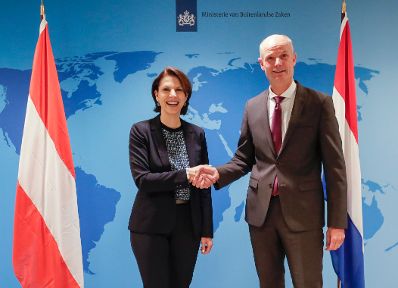 Am 6. Februar 2020 traf Bundesministerin Karoline Edtstadler (l.) den holländischen Außenminister Stephanus Blok (r.) im rahmen der Hauptstädte-Tour.