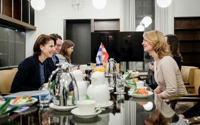 Am 6. Februar 2020 traf Bundesministerin Karoline Edtstadler (l.) die finnische Europaministerin Tytti Tuppurainen (r.) im rahmen der Hauptstädte-Tour.
