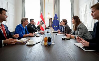 Am 12. Februar 2020 empfing Bundesministerin Karoline Edtstadler den Vizepräsidenten der Europäischen Kommission Margaritis Schinas und die Kommissarin für Inneres Ylva Johansson zu einem Arbeitsgespräch in ihrem Büro.