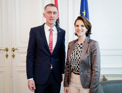Am 12. Februar 2020 empfing Bundesministerin Karoline Edtstadler (r.) den deutschen Botschafter Ralph Beste (l.) zu einem Arbeitsgespräch in ihrem Büro.