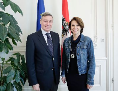 Am 24. Februar 2020 empfing Bundesministerin Karoline Edtstadler (r.) Botschafter Hans Dietmar Schweisgut (l.).