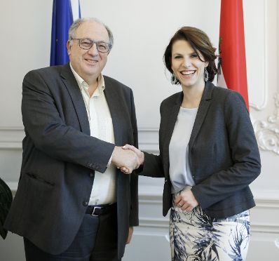 Am 24. Februar 2020 empfing Bundesministerin Karoline Edtstadler (r.) Ariel Muzicant (l.) zu einem Gespräch.