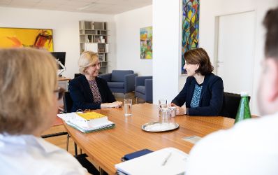 Am 10. März 2020 traf Bundesministerin Karoline Edtstadler (r.) die Präsidentin des Rechnungshofes Österreich Margit Kraker (l.) zu einem Arbeitsgespräch.