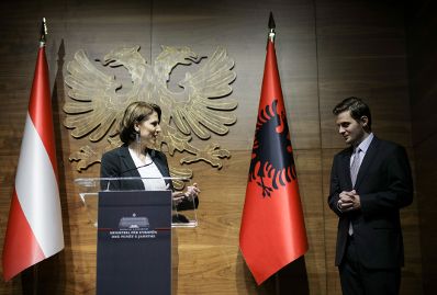 Am 28. Mai 2020 traf Bundesministerin Karoline Edtstadler (l.) im Rahmen der Westbalkanreise den albanischen Außenminister Gent Cakaj (r.).