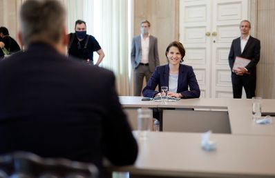 Am 3. Juni 2020 fand der Reisegipfel im Bundeskanzleramt statt. Im Bild Bundesministerin Karoline Edtstadler (2.v.r.) und Innenminister Karl Nehammer (l.).
