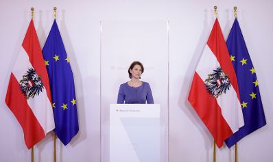Am 4. Juni 2020 fand eine Pressekonferenz zum Transparenzpaket statt. Im Bild Bundesministerin Karoline Edtstadler.
