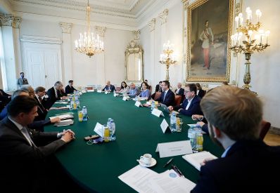 Am 4. Juni 2020 fand ein Roundtable zum Transparenzpaket statt. Im Bild Bundesministerin Karoline Edtstadler.