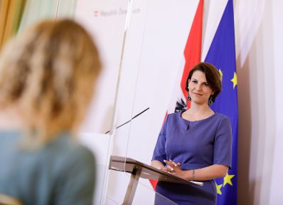 Am 4. Juni 2020 fand eine Pressekonferenz zum Transparenzpaket statt. Im Bild Bundesministerin Karoline Edtstadler (r.).