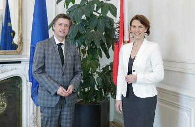 Am 8. Juni 2020 empfing Bundesministerin Karoline Edtstadler (r.) den Leiter des Integrationsfonds Franz Wolf (l.) zu einem Gespräch.