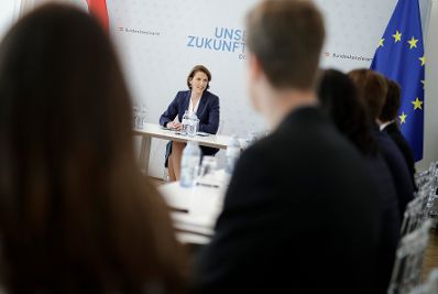 Am 9. Juni 2020 empfing Bundesministerin Karoline Edtstadler eine Schülergruppe zum Start von „Unsere Zukunft – EU neu denken“.