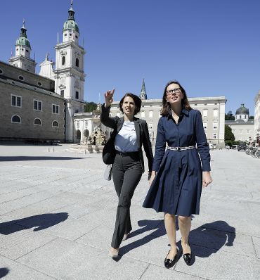Am 12. Juni 2020 traf Bundesministerin Karoline Edtstadler (l.) die französische Staatssekretärin für europäische Angelegenheiten Amélie de Montchalin (r.) zu einem Arbeitsgespräch in Salzburg.