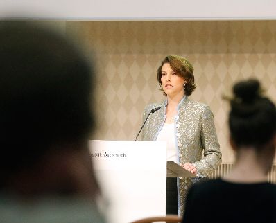 Am 22. Juni 2020 hielt Bundesministerin Karoline Edtstadler (im Bild) eine Ansprache anlässlich des Baubeginns der Shoah-Namensmauern-Gedenkstätte im Ostarrichipark.