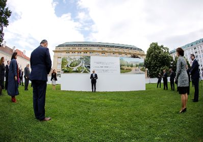 Am 22. Juni 2020 hielt Bundesministerin Karoline Edtstadler eine Ansprache anlässlich des Baubeginns der Shoah-Namensmauern-Gedenkstätte im Ostarrichipark.