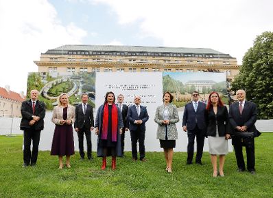 Am 22. Juni 2020 hielt Bundesministerin Karoline Edtstadler eine Ansprache anlässlich des Baubeginns der Shoah-Namensmauern-Gedenkstätte im Ostarrichipark.