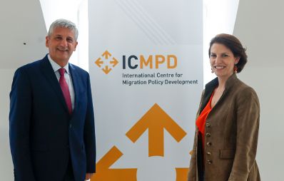Am 23. Juni 2020 traf Bundesministerin Karoline Edtstadler (r.) den Generaldirektor des Internationalen Zentrums für die Entwicklung der Migrationspolitik Michael Spindelegger (l.).