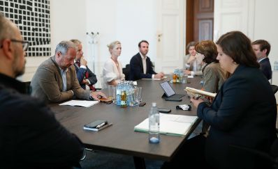 Am 23. Juni 2020 nahm Bundesministerin Karoline Edtstadler (3.v.r.) an einem Roundtable mit Vertretern der Bertelsmann Stiftung teil.