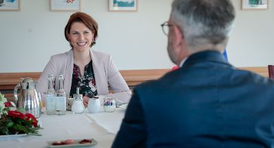 Am 30. Juni 2020 reiste Bundesministerin Karoline Edtstadler (l.) nach Berlin. Im Bild beim Arbeitsfrühstück mit dem Staatsminister für Europa Michael Roth (r.).