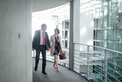 Am 30. Juni 2020 reiste Bundesministerin Karoline Edtstadler (r.) nach Berlin. Im Bild beim Arbeitsgespräch mit dem Vorsitzenden des Ausschuss für die Angelegenheiten der Europäischen Union Gunther Krichbaum (l.).