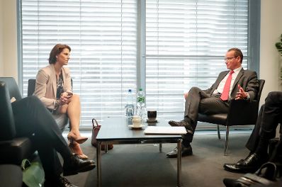 Am 30. Juni 2020 reiste Bundesministerin Karoline Edtstadler (l.) nach Berlin. Im Bild beim Arbeitsgespräch mit dem Vorsitzenden des Ausschuss für die Angelegenheiten der Europäischen Union Gunther Krichbaum (r.).