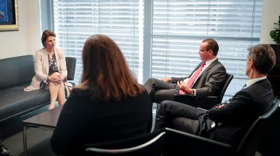 Am 30. Juni 2020 reiste Bundesministerin Karoline Edtstadler (l.) nach Berlin. Im Bild beim Arbeitsgespräch mit dem Vorsitzenden des Ausschuss für die Angelegenheiten der Europäischen Union Gunther Krichbaum (m.r.).