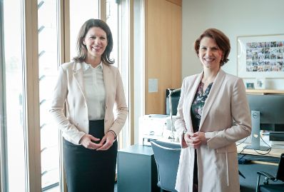 Am 30. Juni 2020 reiste Bundesministerin Karoline Edtstadler (r.) nach Berlin. Im Bild beim Arbeitsgespräch mit der Stellvertretenden Vorsitzenden der CDU/CSU-Bundestagsfraktion Katja Leikert (l.).