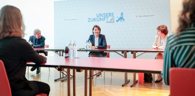 Am 2. Juli 2020 lud Bundesministerin Karoline Edtstadler (m.) Schülerinnen und Schüler zu einer Diskussionsrunde ins Bundeskanzleramt ein.