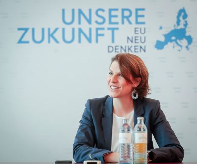Am 2. Juli 2020 lud Bundesministerin Karoline Edtstadler (im Bild) Schülerinnen und Schüler zu einer Diskussionsrunde ins Bundeskanzleramt ein.