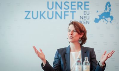 Am 2. Juli 2020 lud Bundesministerin Karoline Edtstadler (im Bild) Schülerinnen und Schüler zu einer Diskussionsrunde ins Bundeskanzleramt ein.