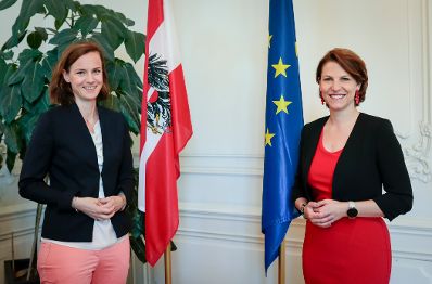 Am 6. Juli 2020 empfing Bundesministerin Karoline Edtstadler (r.) die Generalsekretär-Stellvertreterin der Wirtschaftskammer Österreich Mariana Kühnel (l.) zu einem Arbeitsgespräch.