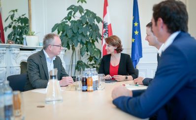 Am 6. Juli 2020 empfing Bundesministerin Karoline Edtstadler (m.) den Landeshauptfrau-Stellvertreter Stephan Pernkopf (l.) zu einem Arbeitsgespräch.
