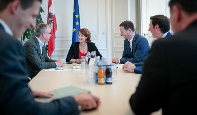 Am 6. Juli 2020 empfing Bundesministerin Karoline Edtstadler (m.) den Landeshauptfrau-Stellvertreter Stephan Pernkopf (m.l.) zu einem Arbeitsgespräch.