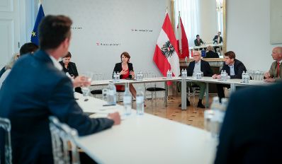 Am 6. Juli 2020 empfing Bundesministerin Karoline Edtstadler (m.l.) Günter Stummvoll (m.r.) zu einem Arbeitsgespräch.