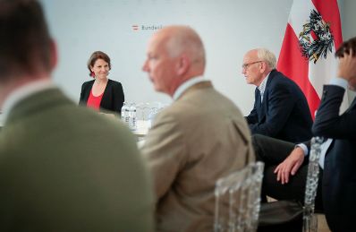 Am 6. Juli 2020 empfing Bundesministerin Karoline Edtstadler (m.l.) Günter Stummvoll (m.r.) zu einem Arbeitsgespräch.