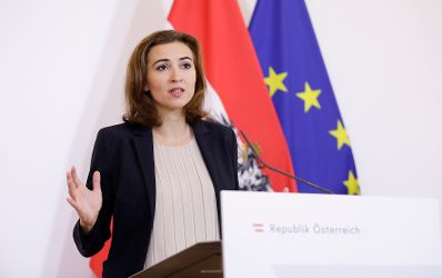 Am 9. Juli 2020 fand die Pressekonferenz zum Thema „Gemeinsam gegen Hass im Netz“ statt. Im Bild Bundesministerin Alma Zadić.