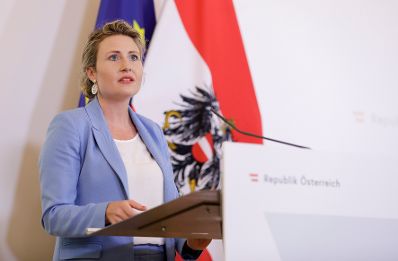 Am 9. Juli 2020 fand die Pressekonferenz zum Thema „Gemeinsam gegen Hass im Netz“ statt. Im Bild Bundesministerin Susanne Raab.