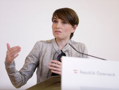 Am 9. Juli 2020 fand die Pressekonferenz zum Thema „Gemeinsam gegen Hass im Netz“ statt. Im Bild Klubobfrau des Grünen Parlamentsklubs Sigrid Maurer.