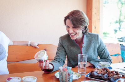 Am 10. Juli 2020 reiste Bundesministerin Karoline Edtstadler (im Bild) anlässlich eines Bundesländertags nach Kärnten. Im Bild beim Besuch des Bauernhofs von Familie Pobaschnig mit Landesparteiobmann Martin Gruber.